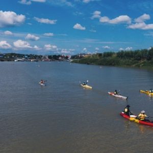 Kayaking to collect garbage: from canals to the sea